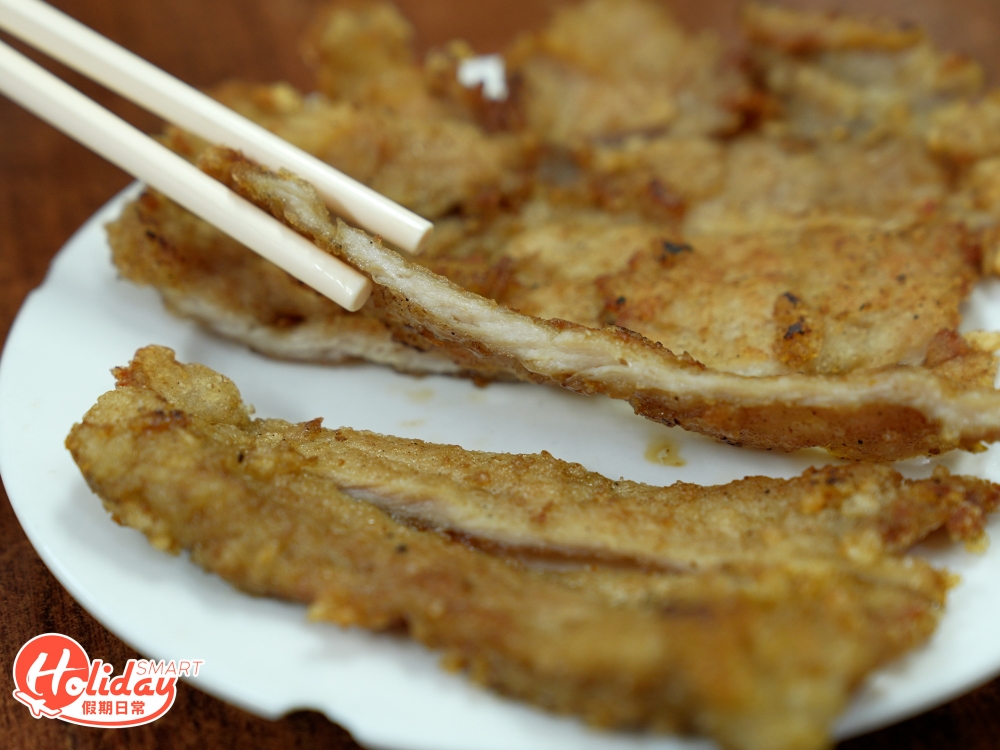 經手鎚的豬扒肉質更為鬆軟，而且超級大塊，咬落啖啖肉，配以炸至爽脆的外皮，口感豐富。