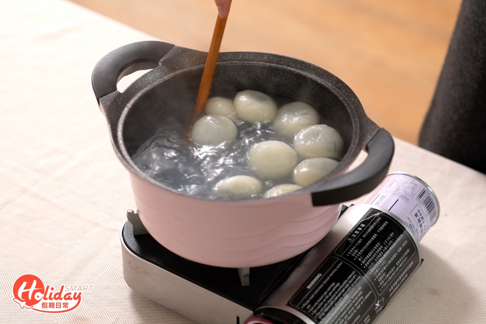 把湯丸煮熟至浮面。