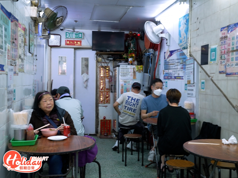 位於長沙灣保安道的興發麵家，裝修比較平庸，容易令人走漏眼。不過切勿因為他們的裝修而錯過美味十足的炸豬扒！