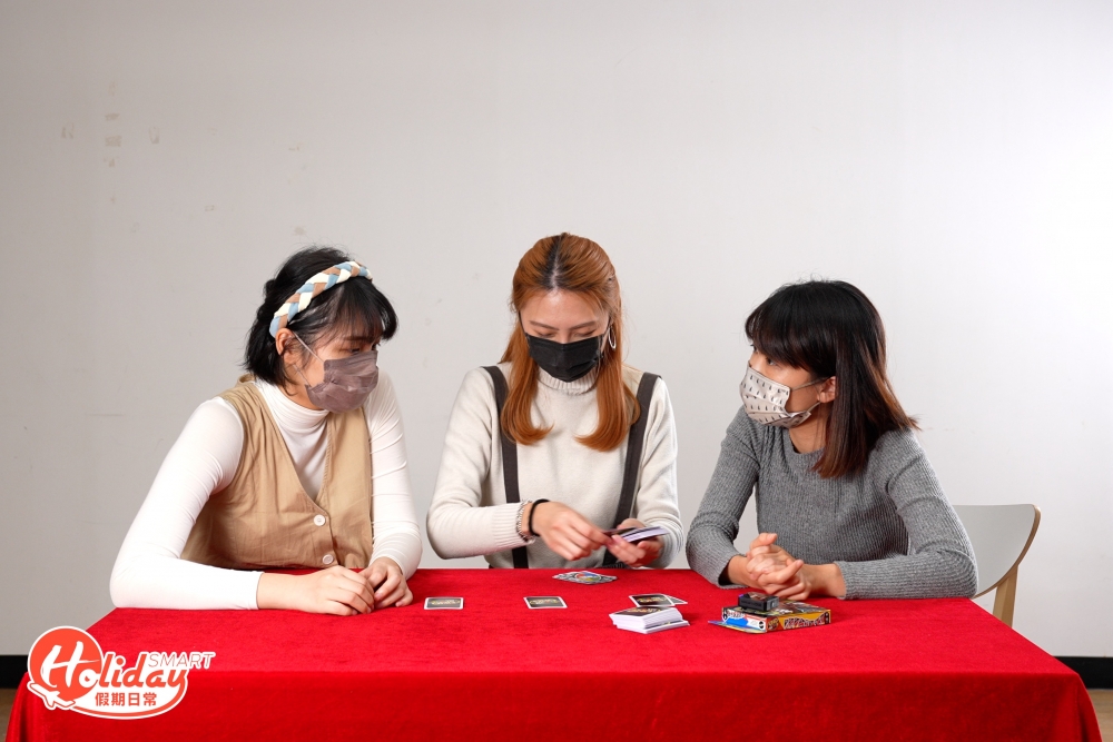 新牌玩法比傳統UNO更加刺激，因為整副牌都是功能牌，而且不再分顏色，所以每局的節奏會相對較快，出牌反而要更加謹慎，一不留神就會被其他玩家擾亂，絕對是考反應和腦筋的新玩法，如果玩厭了經典UNO，不妨試玩下速戰速決的UNO All Wild！