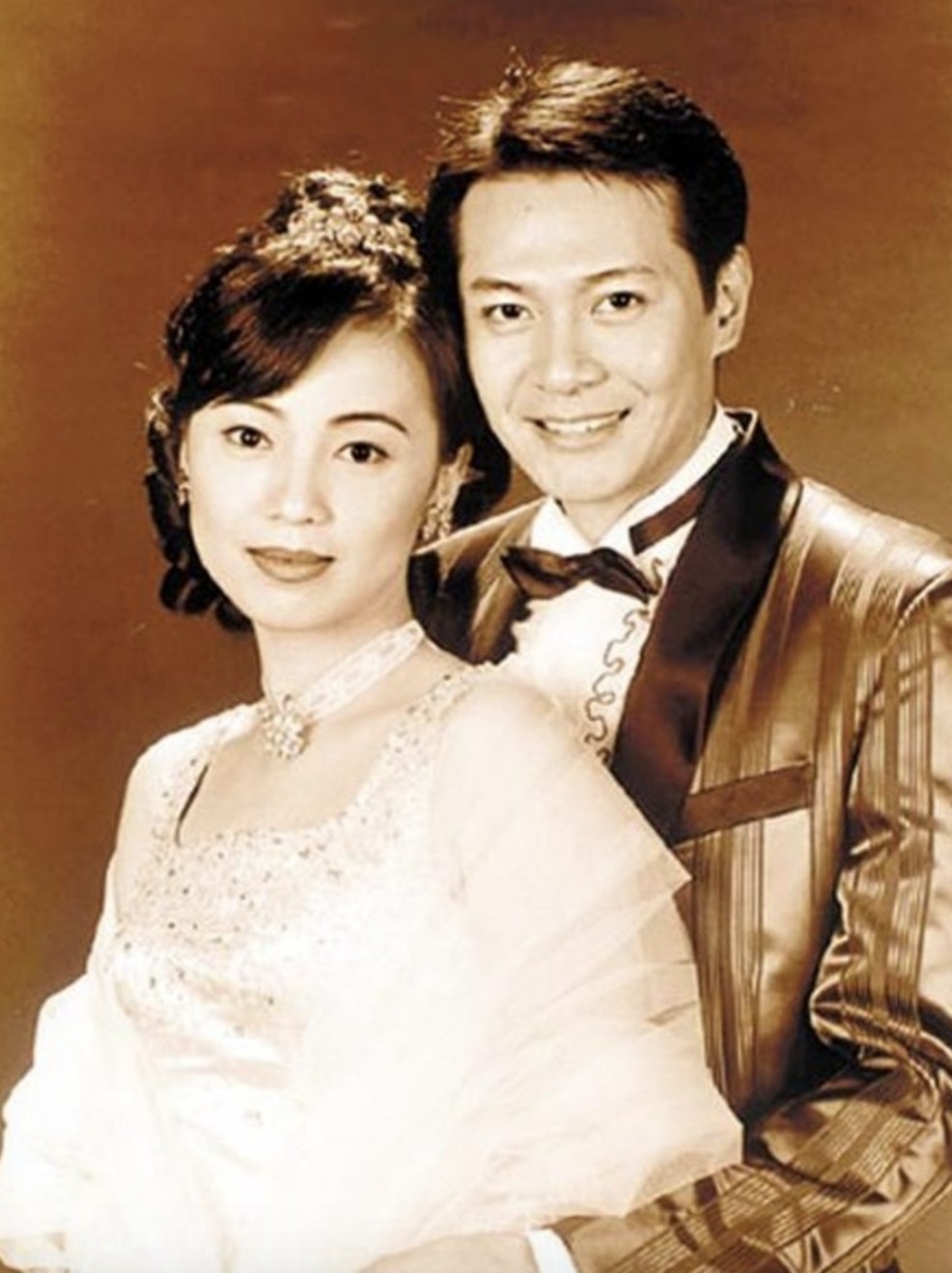 1996年,江華同鄧萃雯拍攝《我和春天有個約會》時戲假情真!