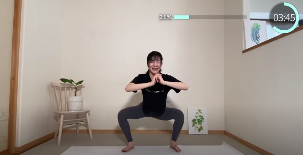 再把左右小腿往張開。 