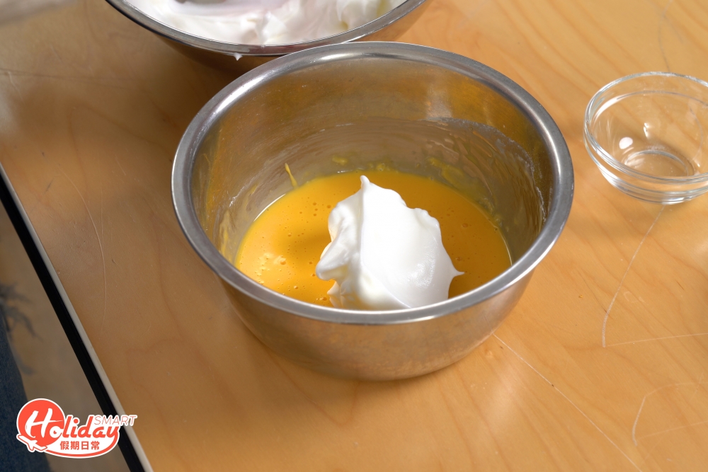 把一大匙的蛋白及蛋黃醬拌勻。