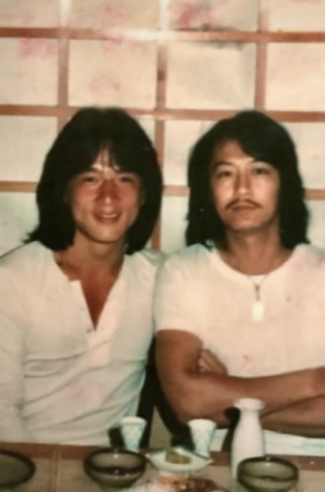 成龍(左)與陳勳奇(右)舊時合照