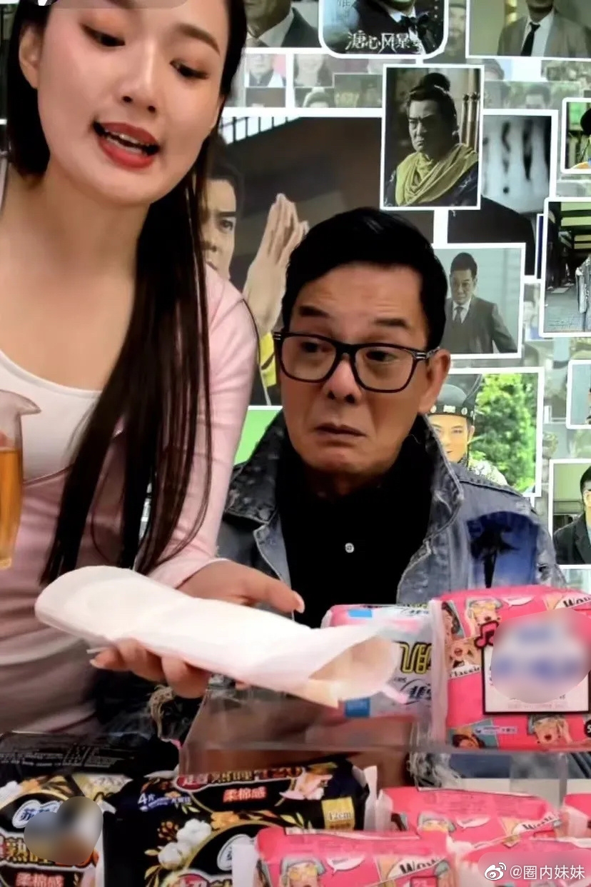 其後一名女性工作人員就拆開其中一包M巾,並展示畀鏡頭前嘅觀眾睇