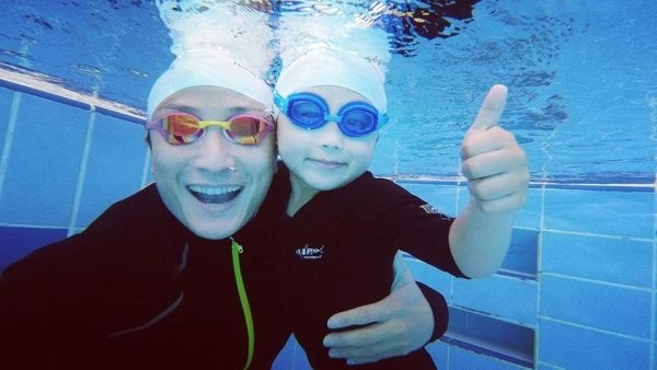 小方在節目中大談經營游泳學校嘅難處。