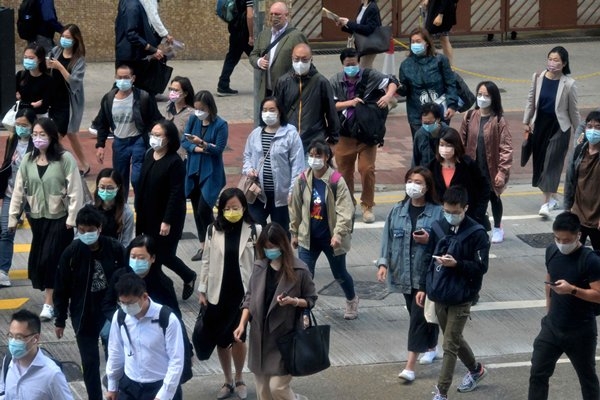 政府特設五間服務中心供有需要的人士預約前往，届時有專人提供協助。