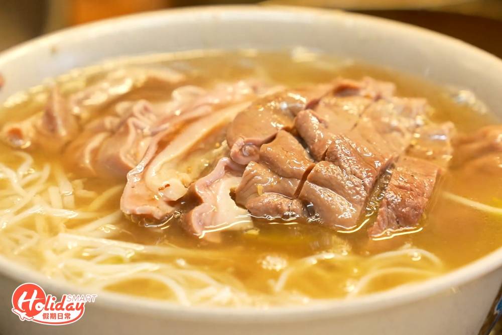 雖然位於斜路街邊，環境並不特別舒適，依然吸引不少中環打工仔丶街坊丶網民慕名而來。 