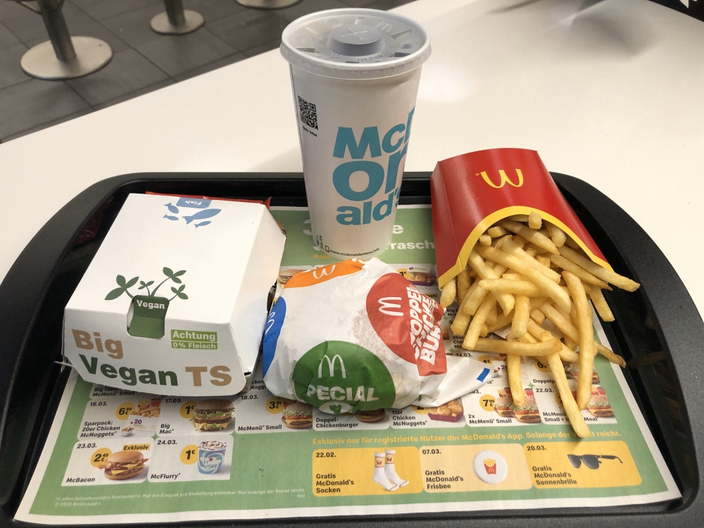 有台灣網民納悶為何不同漢堡有不同包裝。