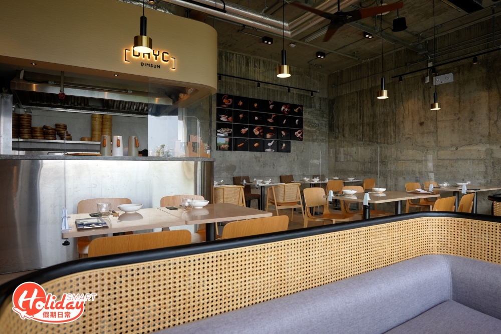將軍澳新開新派點心店「 DHYC Dimsum」原來大有來頭,店名取粵語「得閒飲茶」的諧音而命名,是入選米芝蓮推介的60年中菜老字號「益新美食館」姊妹店,由家族第三代人主理。