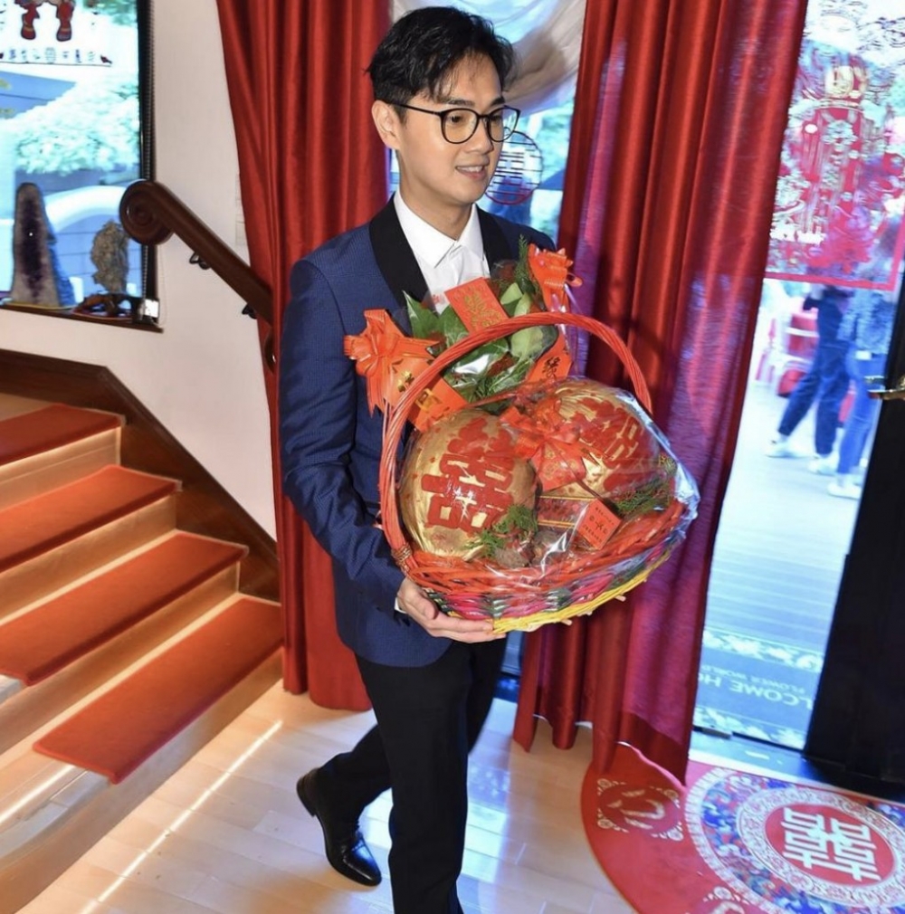 鄭俊弘進行結婚儀式時,無意中公開女家嘅獨立屋!