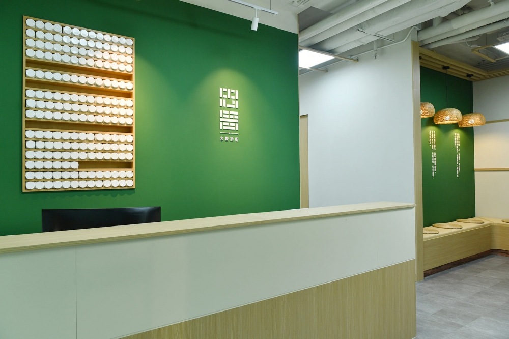 確診者經電話登記預約診症服務後，診所會在指定時間透過視像通話聯絡求診者，患者必須出示確診證明，診症後患者可以選擇送藥到戶，或安排親友到診所代領藥物，毋須支付任何診症費，只需支付藥費及送遞費，低收入家庭或有經濟困難人士，可於預約時與預約專員溝通，診金及藥費全免。