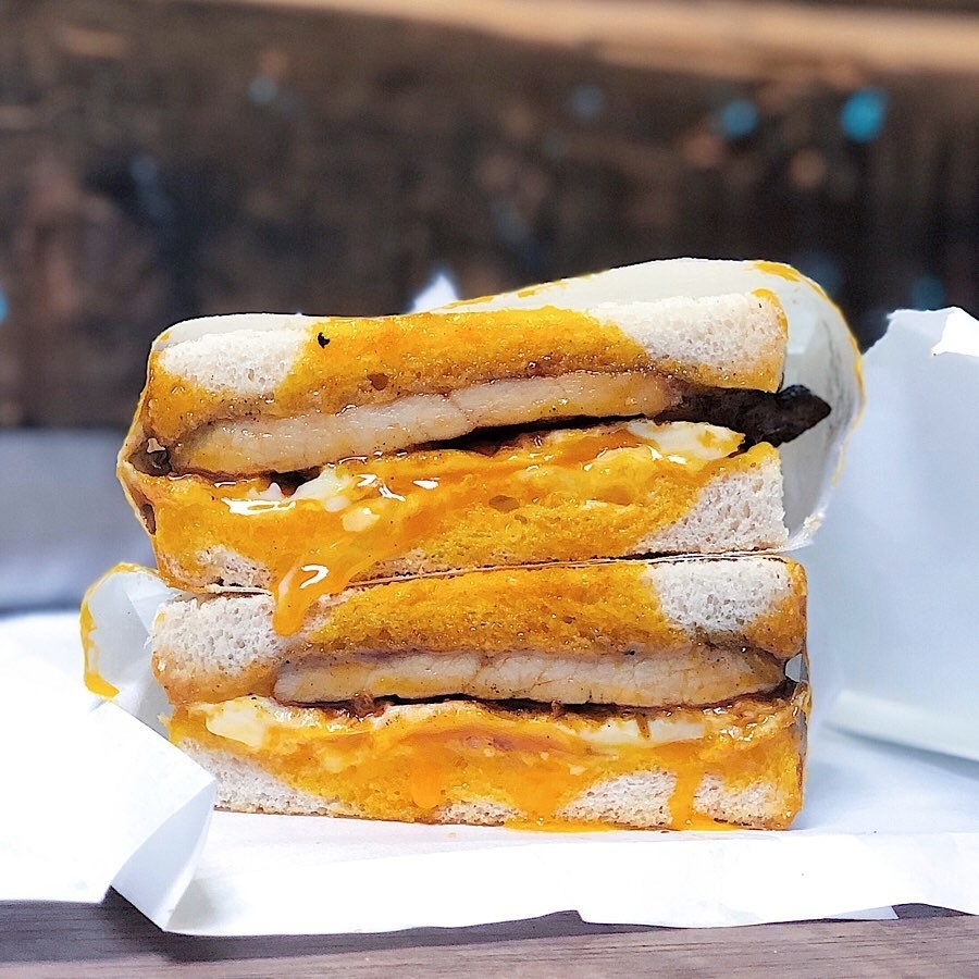 選用美國大草原穀飼豬扒，店員把豬扒煎至金黃，肉質鮮嫩多汁。再加上半熟留心蛋，配以自家製美奶滋醬，整份吐司非常足料，咬落爆汁啖啖肉，令人一試難忘！