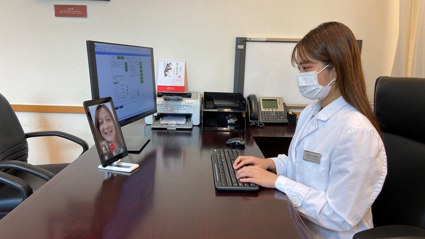 由浸大中醫師透過WhatsApp為求診者提供網上診症，當中診症的諮詢、診金、配藥服務（顆粒劑）、藥費、和快遞費全免。