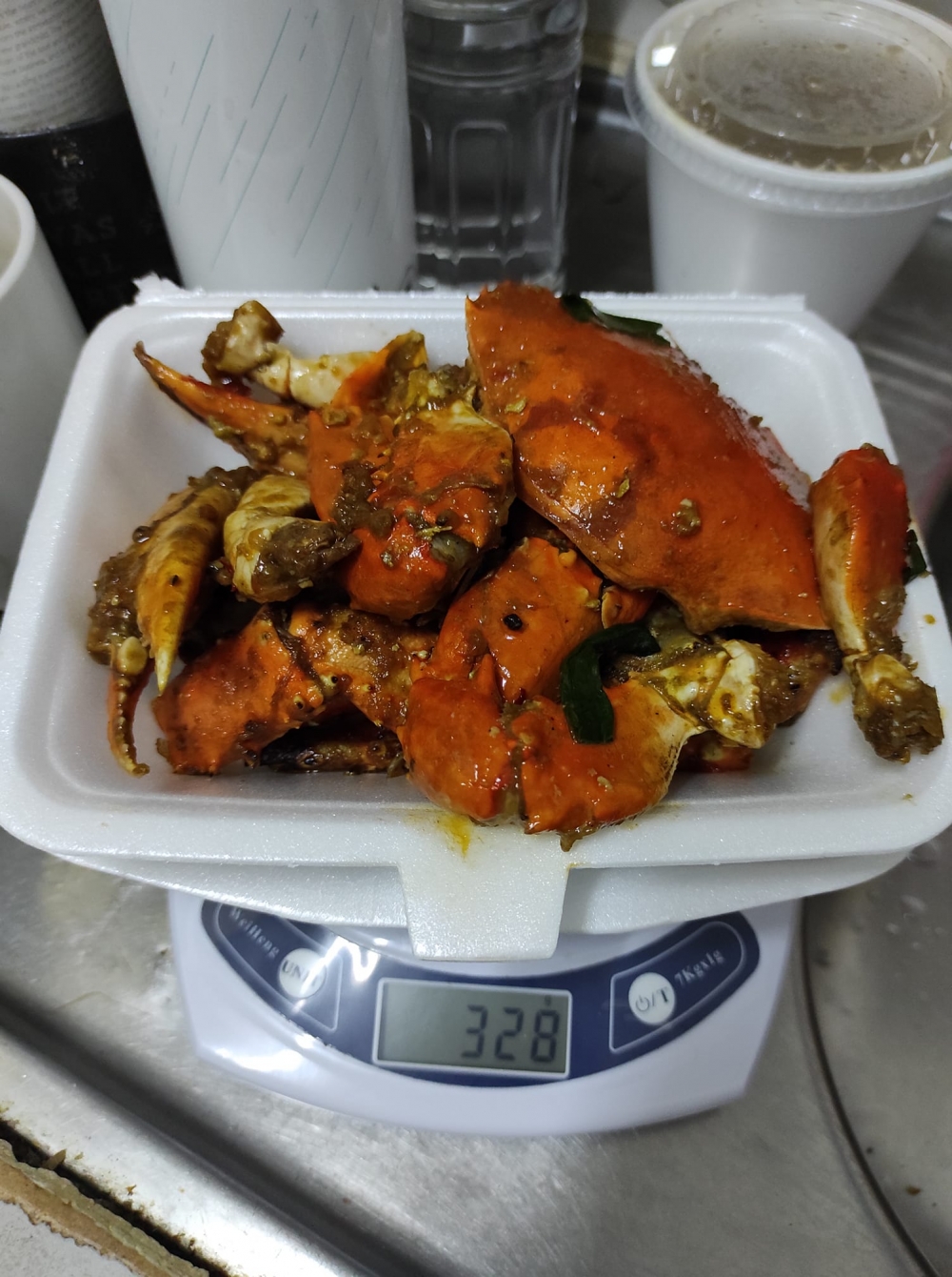 以兩餸飯的價錢買到鑊氣的海鮮小菜,難怪吸引不少人撐場,午市幾乎未到兩點已經剩下餸頭餸尾,甚至有網民指開店前就要排定隊。