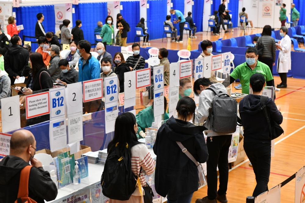 如康復者有個別需要接種第三劑 疫苗並取得相關醫生證明信（當中包括建議接種的醫學原因及建議的接種時間）， 他們可前往疫苗接種地點，在場的醫護人員會按個別情況安排接種第三劑疫苗。