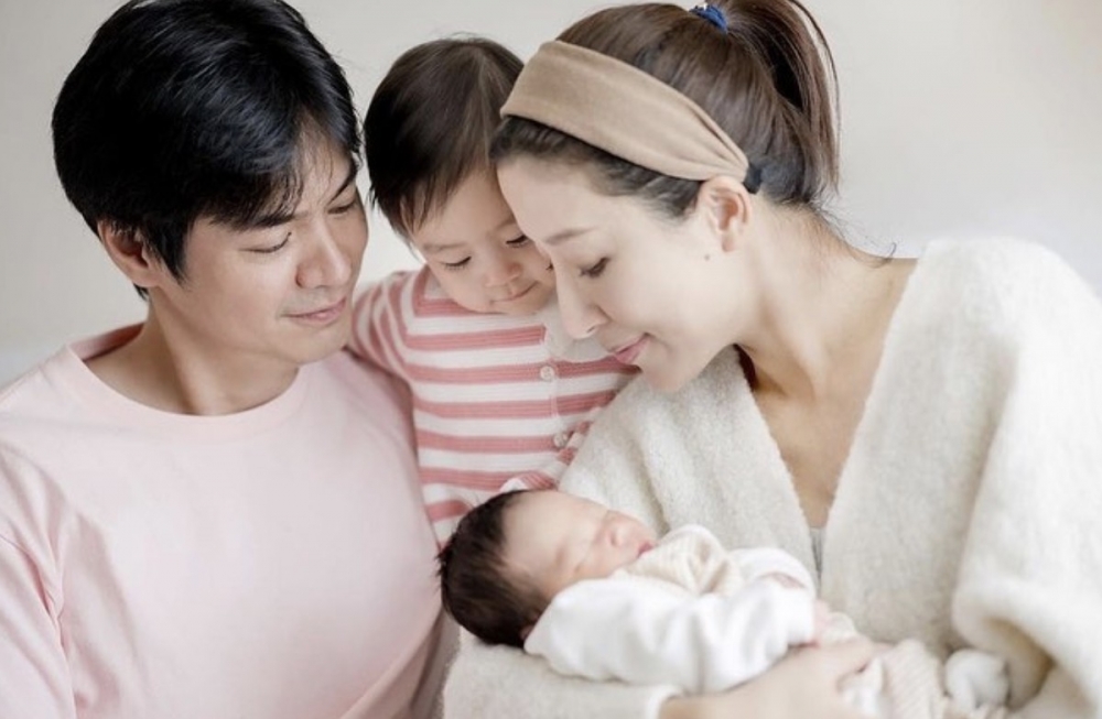 婚後育有一對子女，一家四口超溫馨～