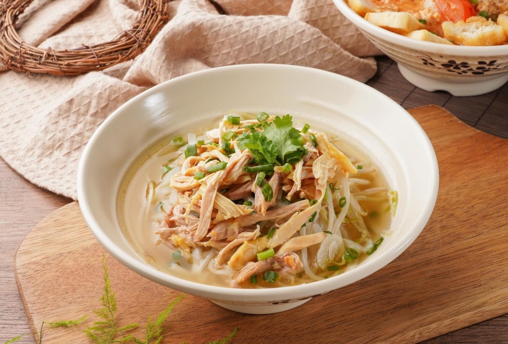 原用海南雞嫩滑雞肉，配上自家熬製清湯，河粉食落滑溜索湯！