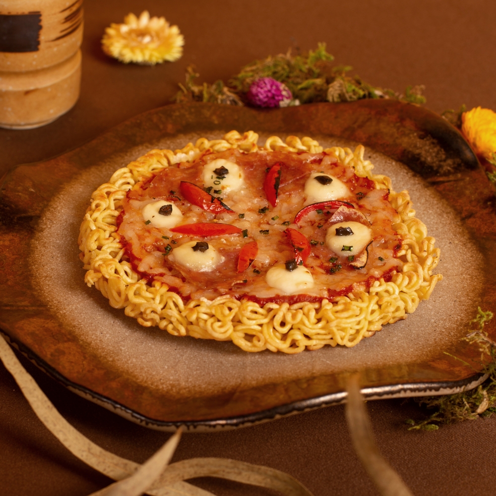 鹹點亦有超過20款美食選擇，包括以蜜桃茶炮製的蜜汁炸雞、炸蝦熱狗配檸檬茶蛋黃醬、櫻花茶茶碗蒸、花旗參茶關東煮及菊花茶粥等，同場更有拉麵薄餅、馬沙拉咖喱蔬菜批、泡菜餡餅和香橙烤鴨等。