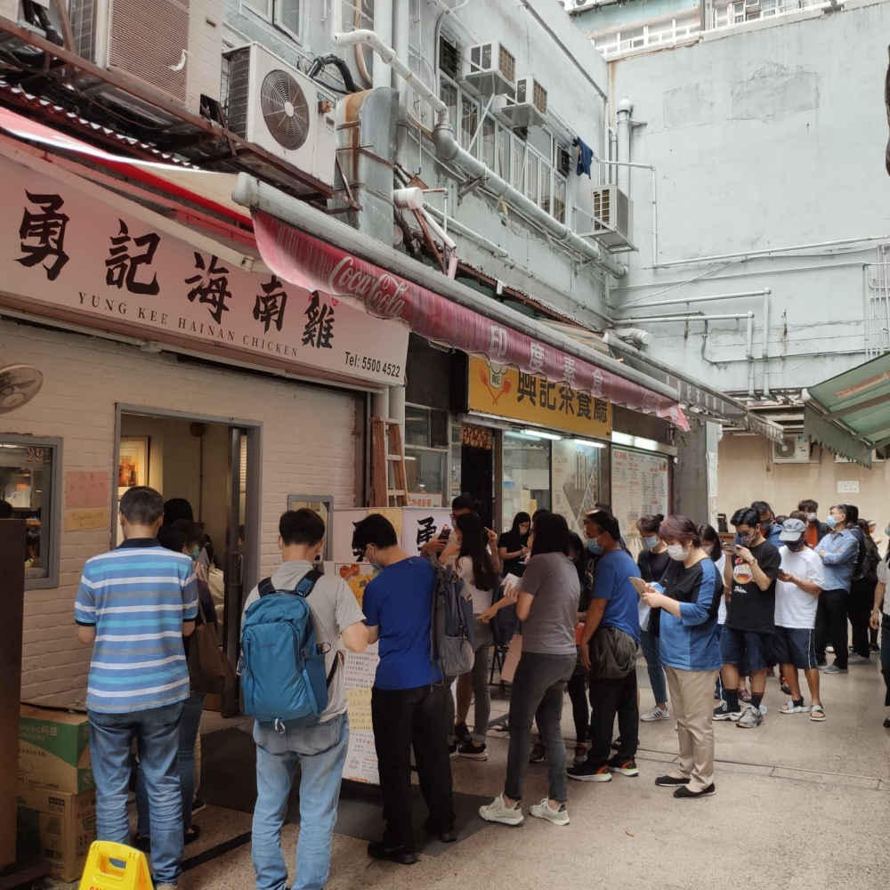 勇記每日約2時開店，最高峰門外排逾40名食客。