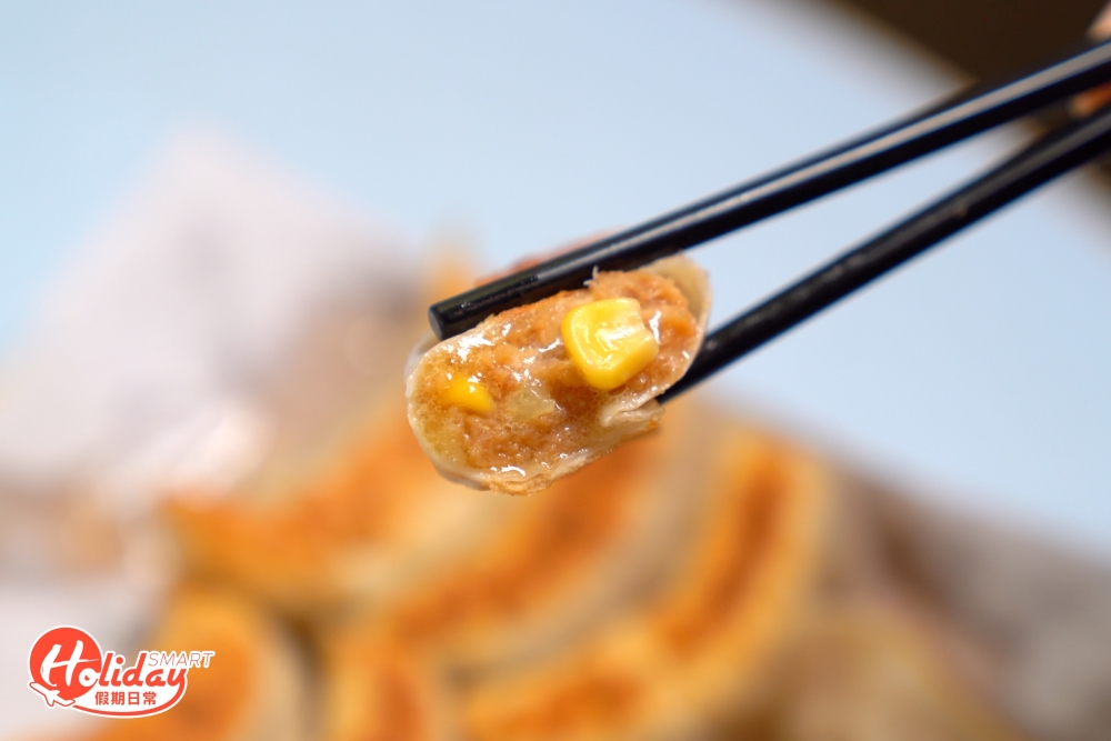 餃子皮煎得香脆煙韌，以鮮肉 粟米粒和芝士作餡。咬落啖啖肉汁而且充滿芝士香。 