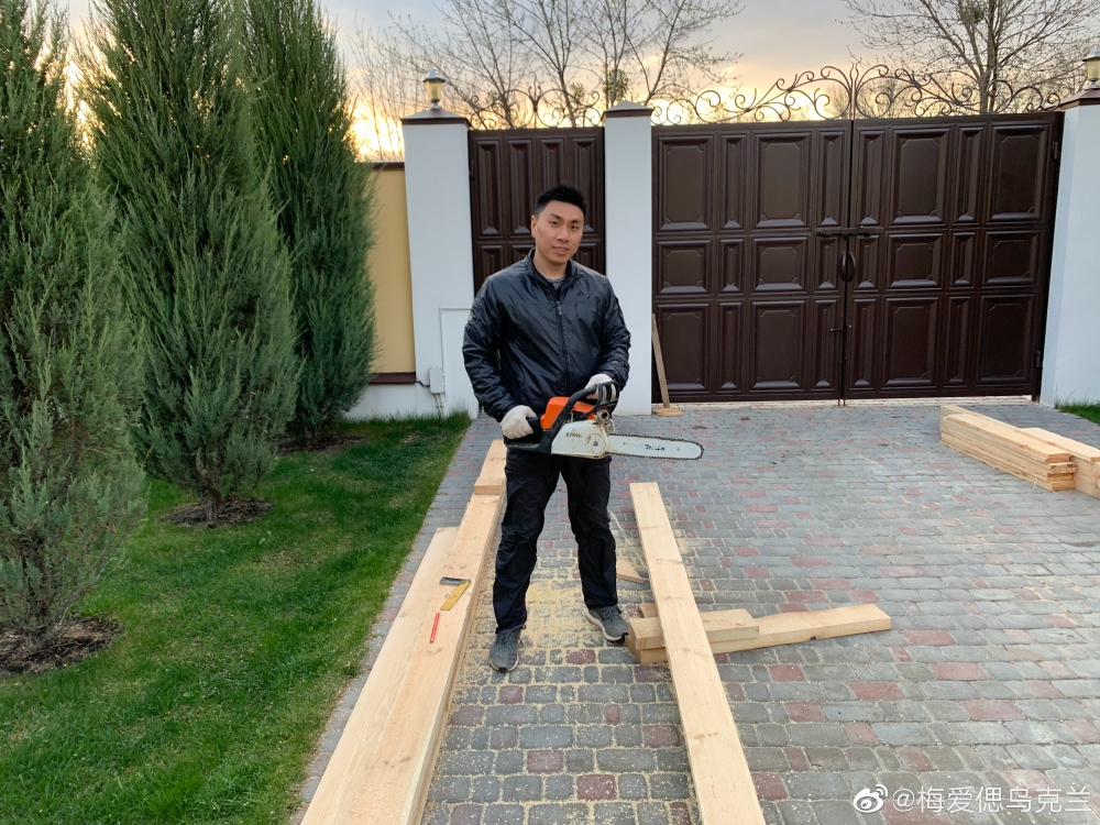 烏克蘭俄羅斯局勢未明朗，定居於烏克蘭嘅內地網紅「梅愛偲」早前曾拍片分享當地情況