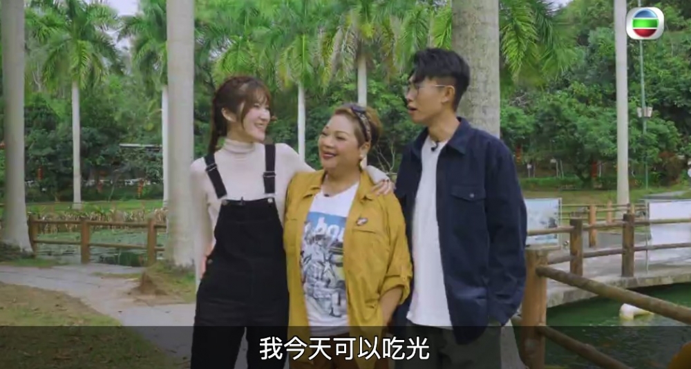 Krystl同肥媽非常老友,一見面就攬住大家!