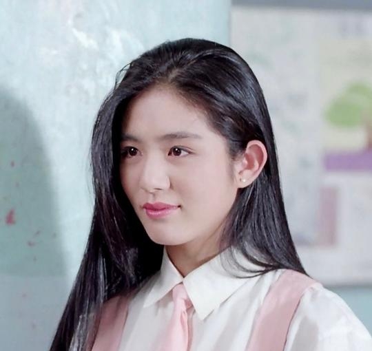 楊采妮形象清純,獲傳媒封為「玉女接班人」。