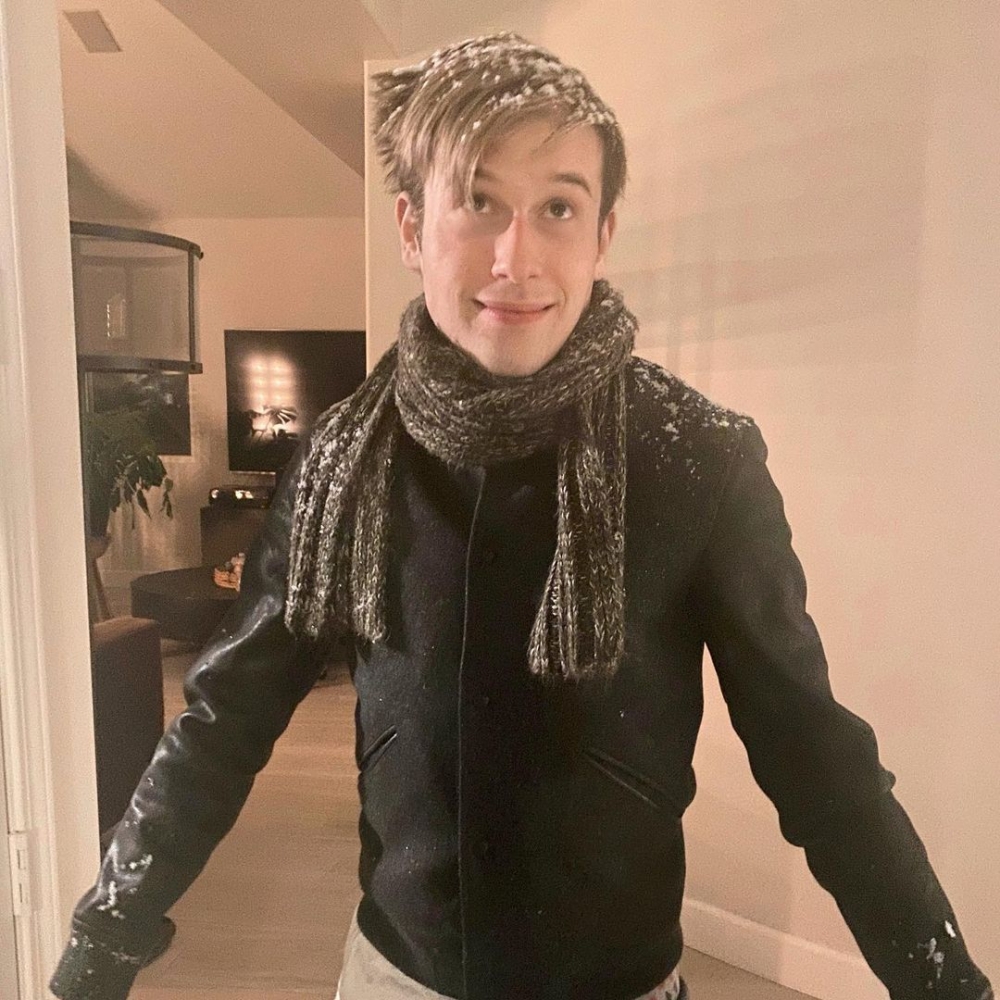 雖然通靈會令Tyler身體感到負擔，但樂於助人嘅佢會堅持下去。