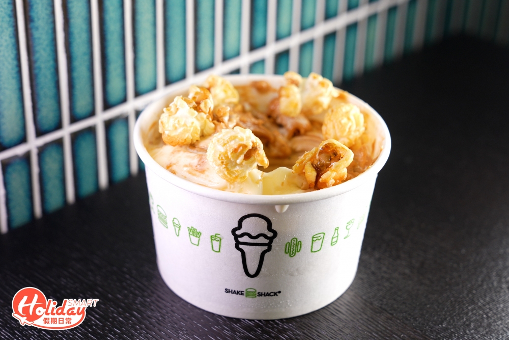 東涌分店推出限定口味concrete「Tung Chung Pop Trail」，是雲呢拿軟雪糕加入焦糖醬和花生醬，再灑上焦糖爆谷和花生酥，啖啖滿足！