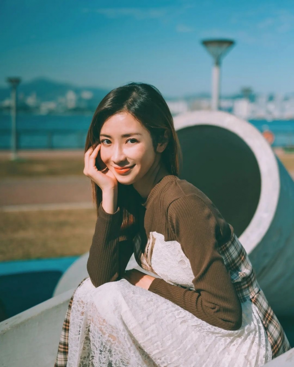 利穎怡於2012年客串出演TVB《愛·回家》後報名參加藝員訓練班，之後正式簽約成旗下藝人