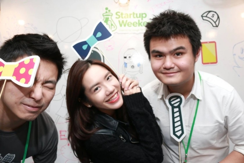 Joyce與朋友一起搞出租汽車嘅生意。