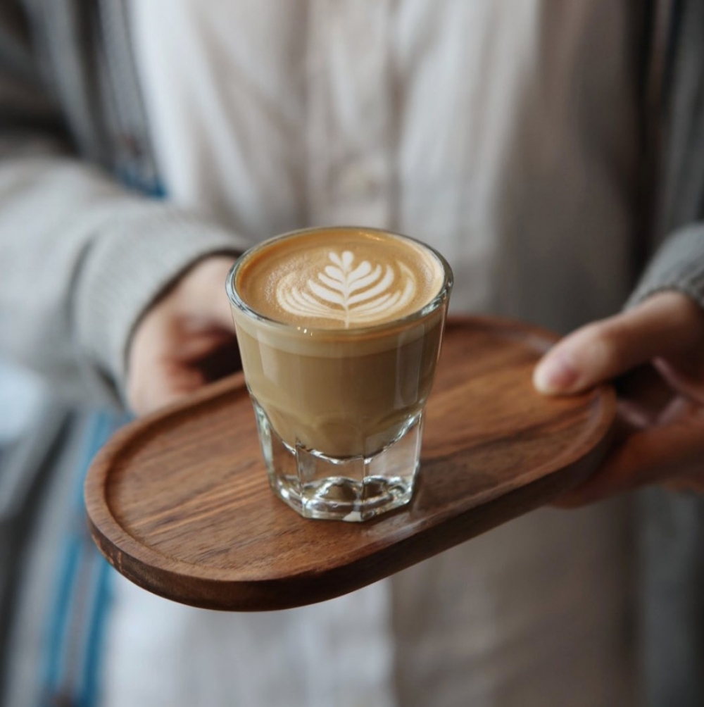 除了輕食，餐廳亦有不同咖啡供應。以Latte為例，餐廳選用哥倫比亞豆、巴西豆及薩爾瓦多豆混成，入口帶點果仁香。 