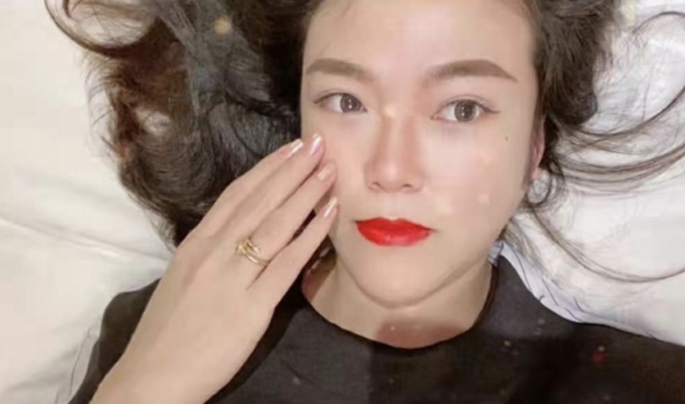 直到近年佢嘅打扮變得更加女性化，而且仲會化妝美甲！