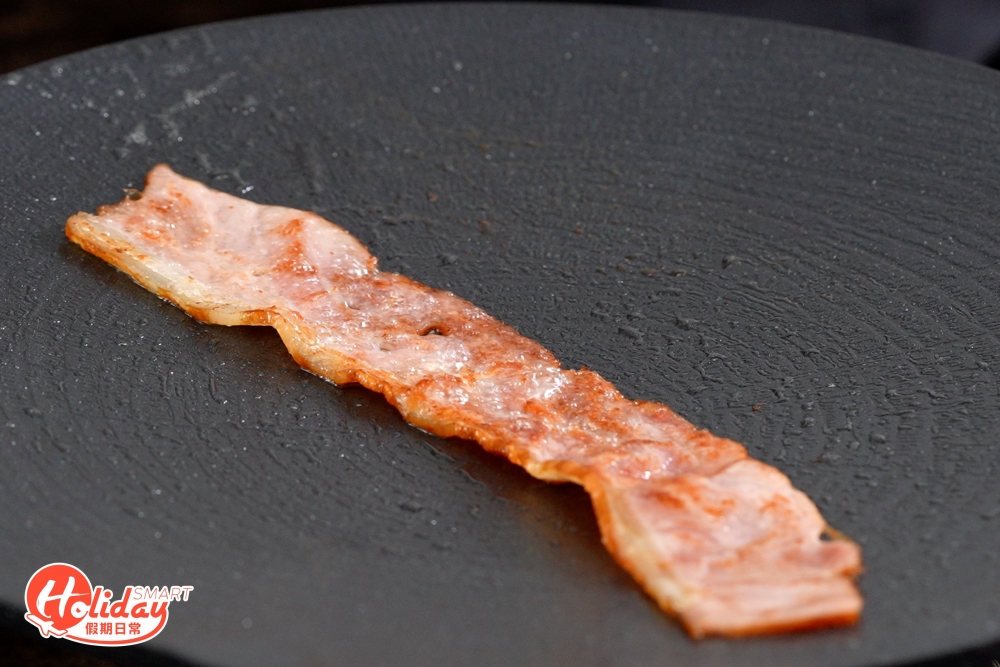 在燒紅的平底鑊上加入少量食油，並煎香煙肉