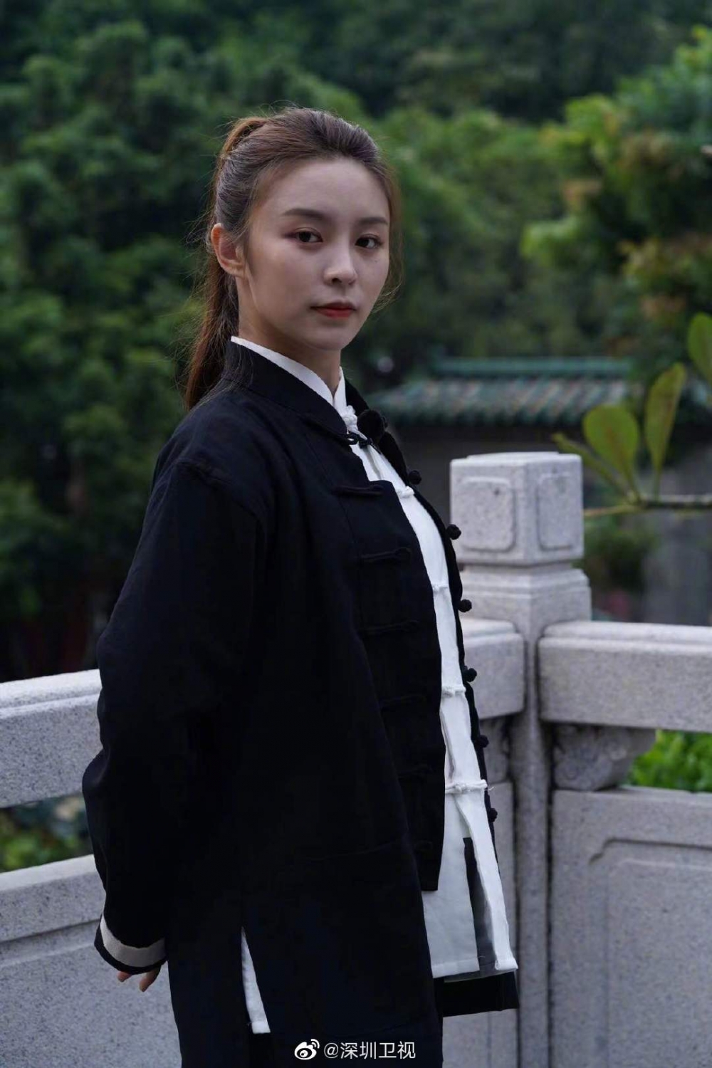 不過同佢個人微博嘅相片比較就大跌watt，雖然化咗妝，但眼睛無神。