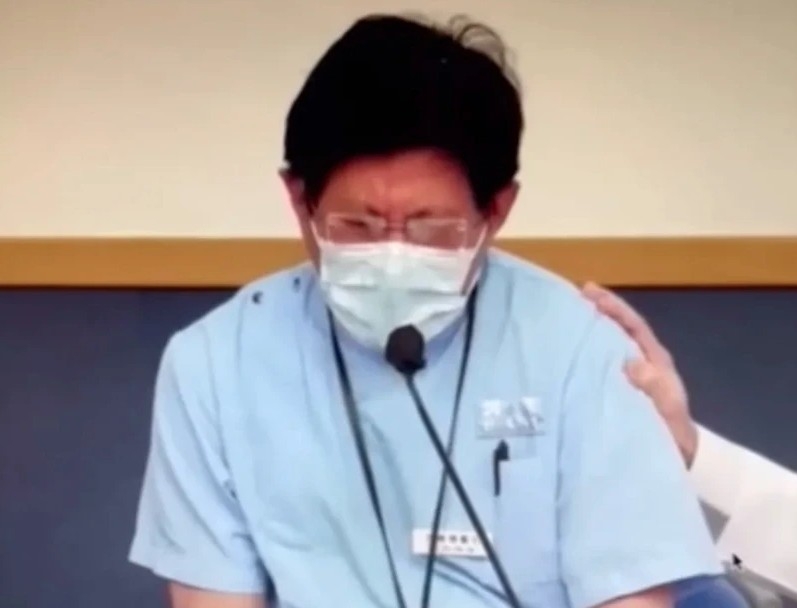 經驗豐富嘅顧問醫生何曉輝都不禁在發言時激動落淚。