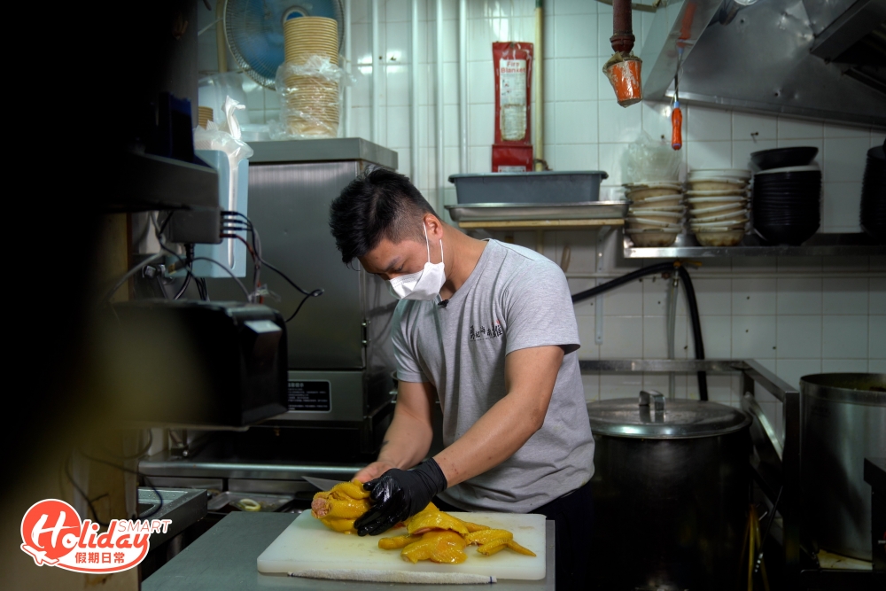 勇記海南雞位於紅磡橫巷內，老闆阿勇為前君悅酒店廚師。