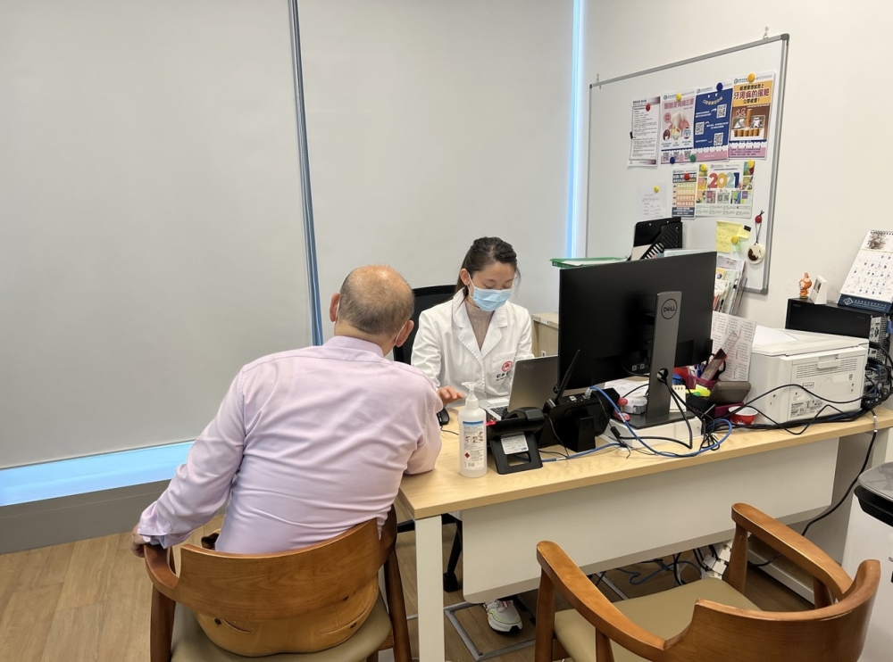 醫管局最近推出「中醫門診特別診療服務」，為曾經確診新冠肺炎的康復者提供免費中醫內科門診服務，於康復後6個月內享用10次免費中醫服務，包括診症及中藥。