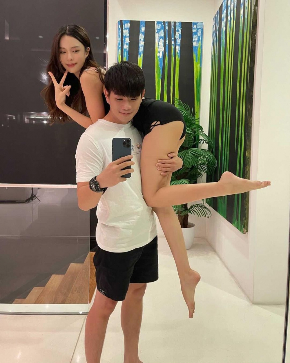 李元玲罕有曬出與男生嘅親密合照。