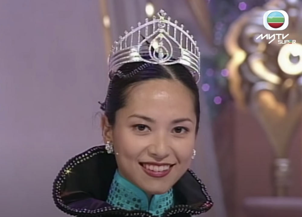 郭羨妮獲得1999年港姐競選,以及國際華裔小姐冠軍,成雙料冠軍!