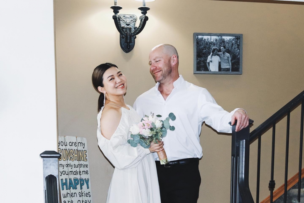 歌手鄧小巧月初與男友「白先生」喺加拿大成婚