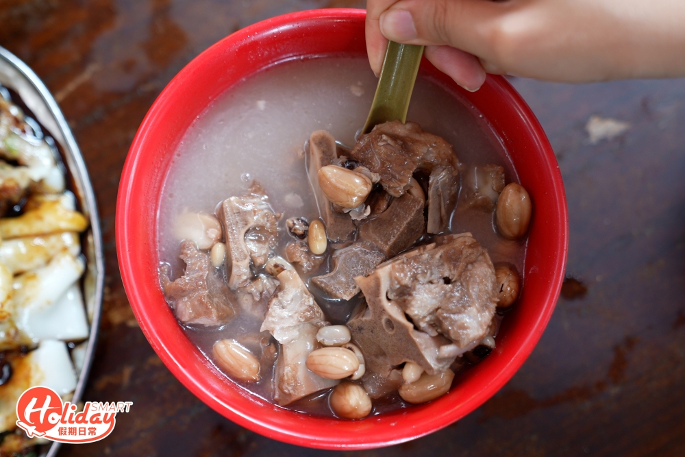 排骨飯排骨份量多，加$1更可享用例湯。每日的例湯都不同，同樣是真材實料，無味精非常抵食。 