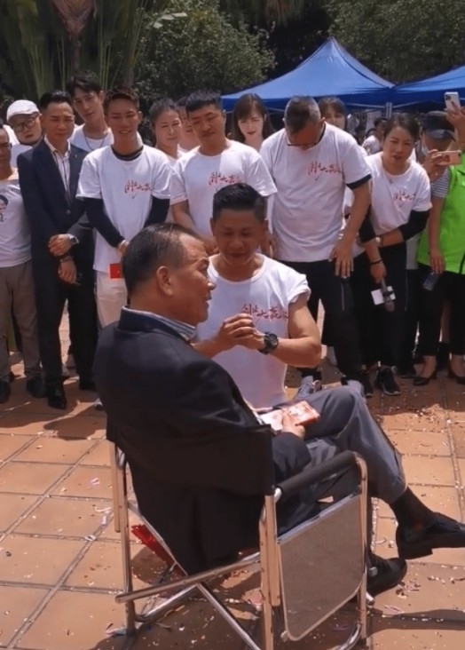 前大台藝人林敬剛同佢合作電影《創業大贏家》時,完成拜師儀式!