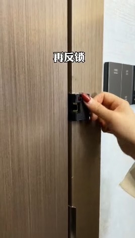 佢提醒大家必定要將房間鎖上,並且檢查清楚有冇其他人喺門口等!