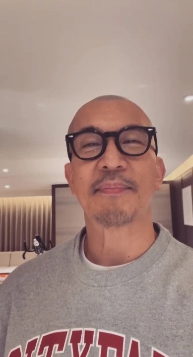 具俊曄與汪小菲繼父同樣都係光頭、戴黑框眼鏡