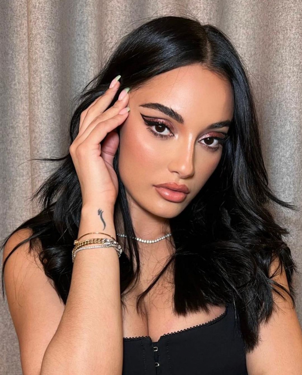 偷食對象有傳係設計師好友Amina Muaddi。