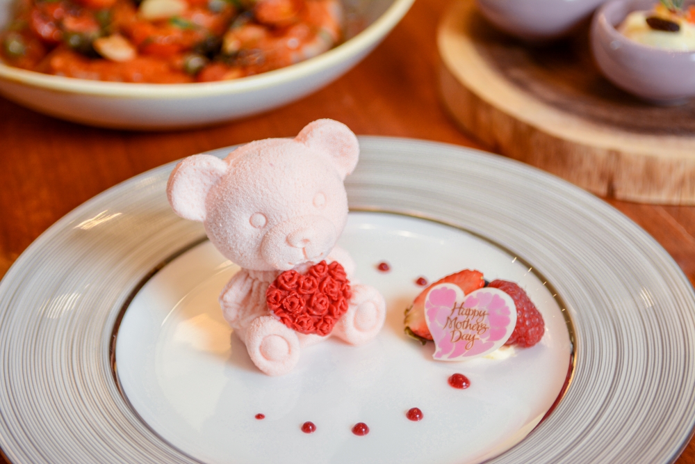 超萌的小熊造型雜莓白朱古力蛋糕，打卡一流~