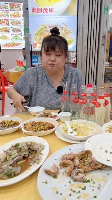 最終細細粒一人食咗9碟餸