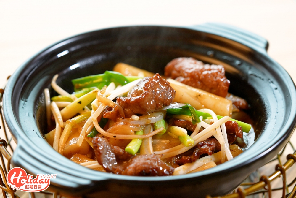 煲仔沙嗲牛肉炒腸粉，其自家沙嗲醬有別傳統做法。